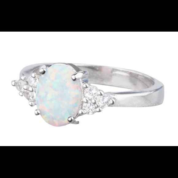 Jewelry - Beautiful opal ring